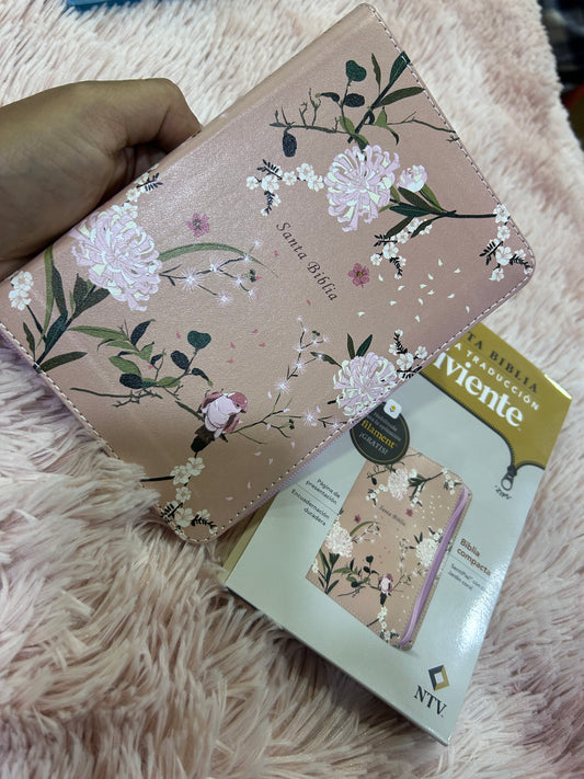 Biblia tamaño compacto con cierre versión NTV letra mediana símil piel rosa floral