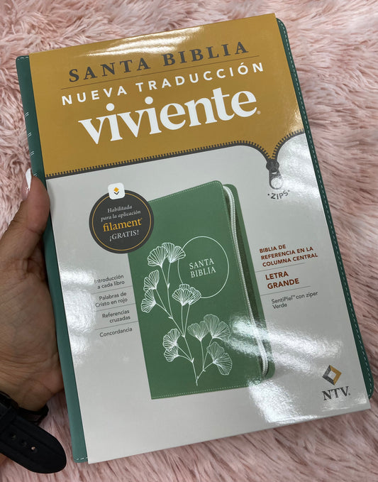 Biblia de referencia en columna central versión NTV de letra grande con cierre símil piel estilo gamuza con concordancia