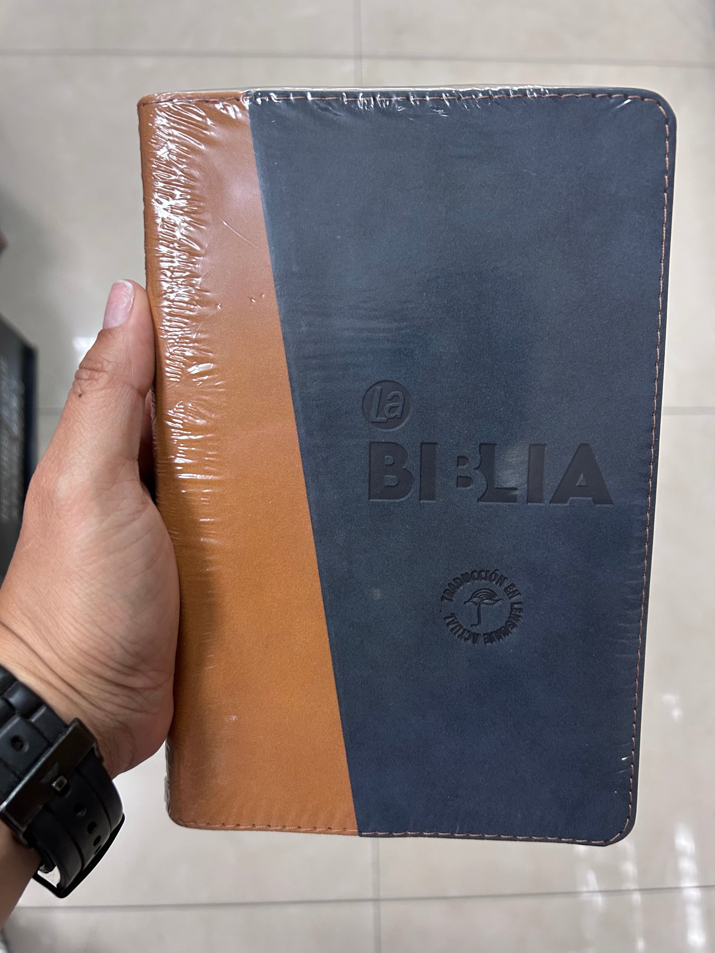 Biblia versión TLA de letras grandes con cierre palabras de Jesús en azul