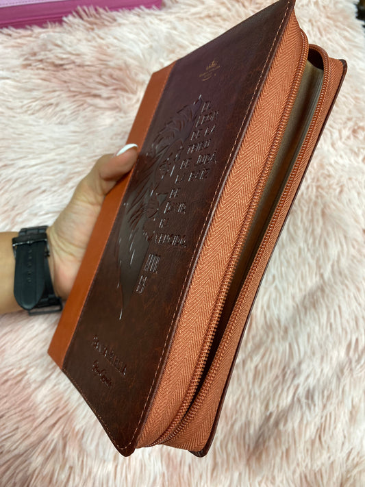 Biblia símil piel letra gigante 14 puntos con cierre y canto dorado versión RV1960 y concordancia