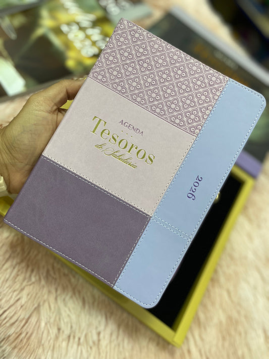 Agendas 2026 - Tesoros de sabiduría en caja con llavero y bolígrafo
