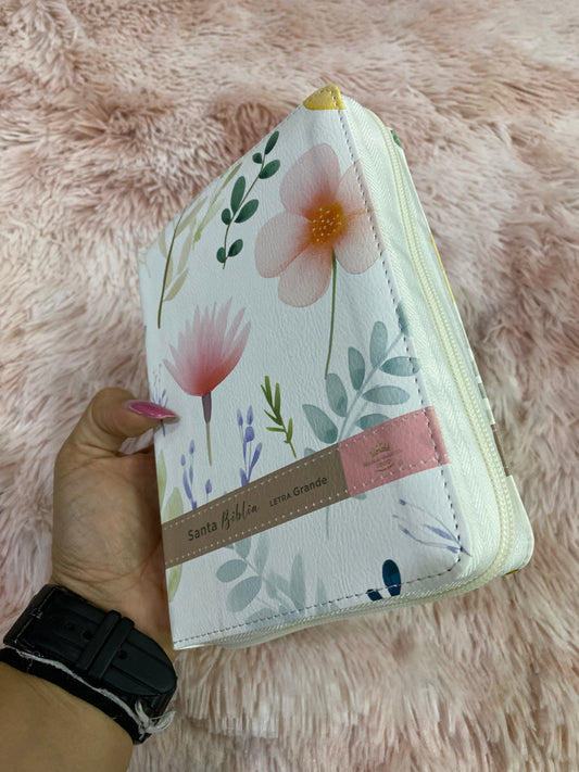 Biblia pequeña letra grande 12 puntos con cierre e índice canto floreado en símil piel versión RV1960 con concordancia