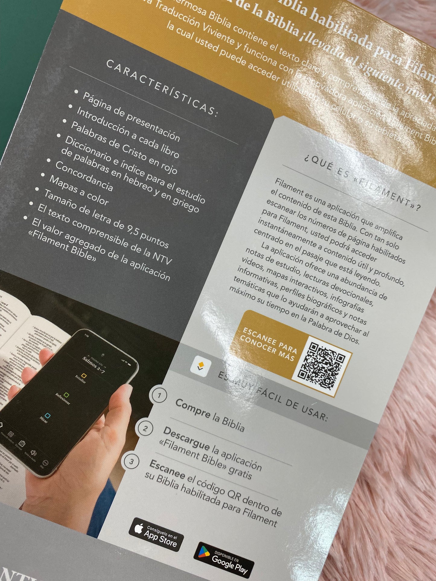 Biblia de referencia en columna central versión NTV de letra grande con cierre símil piel estilo gamuza con concordancia