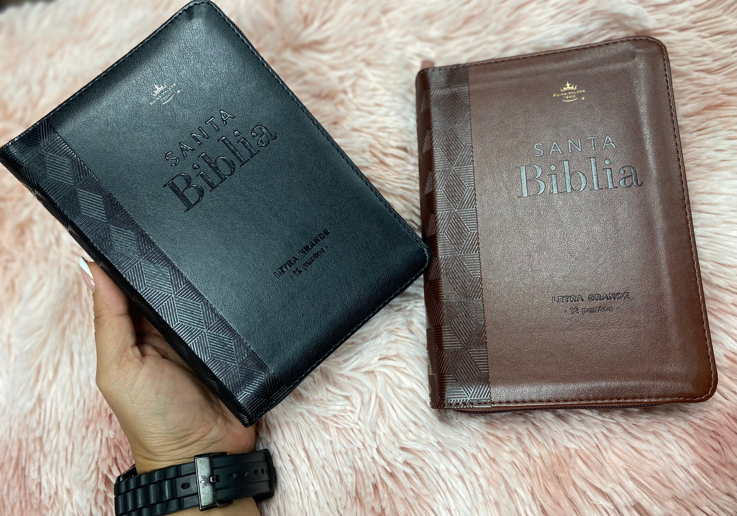 Biblia mediana con letra grande 12 puntos color marrón versión RV1960 con cierre y canto dorado