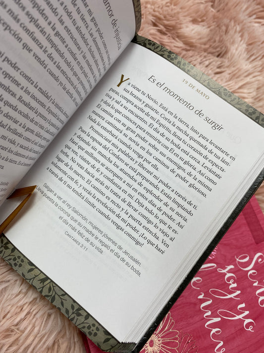 Libro devocional: escucho su susurro