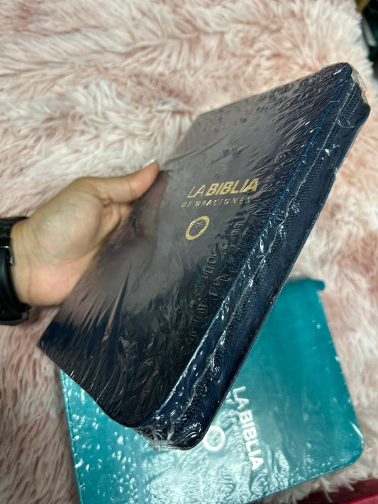 Biblia de oraciones negra en versión TLA con cierre y letra grande