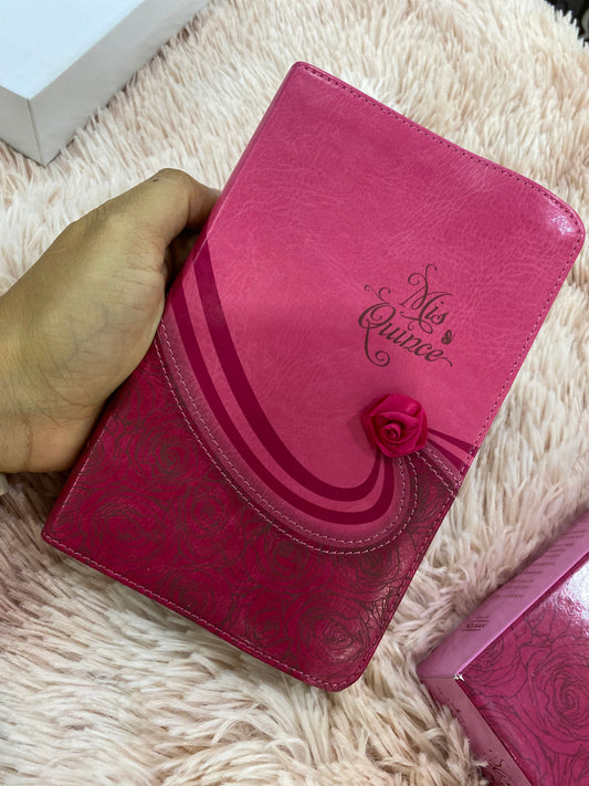 Biblia quinceañera en símil piel con relieve en versión RV1960