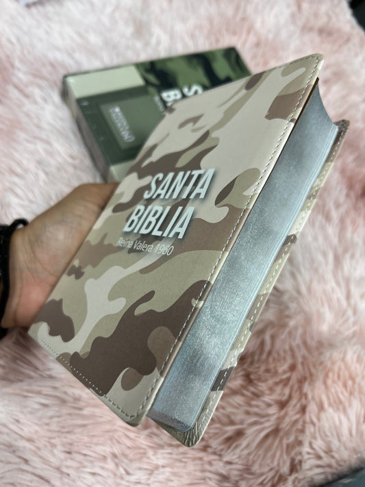 Biblia letra grande 10 puntos versión RV1960 tamaño compacta camuflada beige palabras de Jesús en rojo