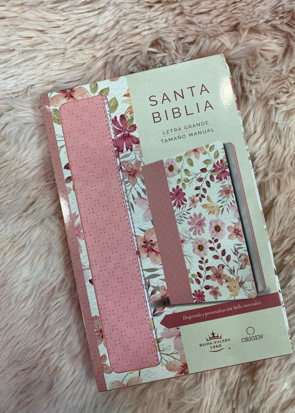 Biblia floreada en símil piel canto plateado letra mediana versión RV1960