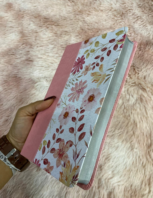 Biblia floreada en símil piel canto plateado letra mediana versión RV1960