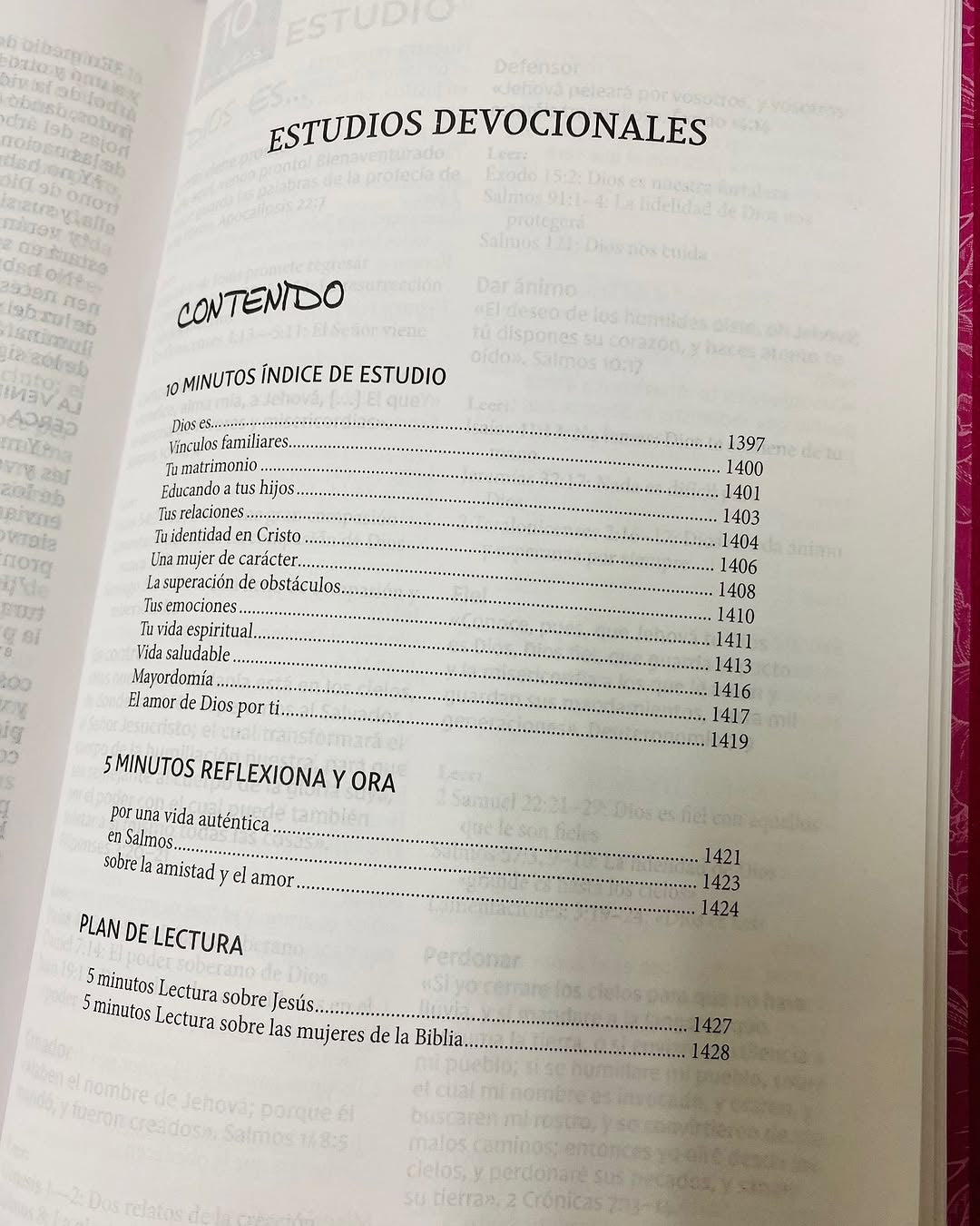 Biblia con devocional mamá ocupada en símil piel versión RV1960 letra grande