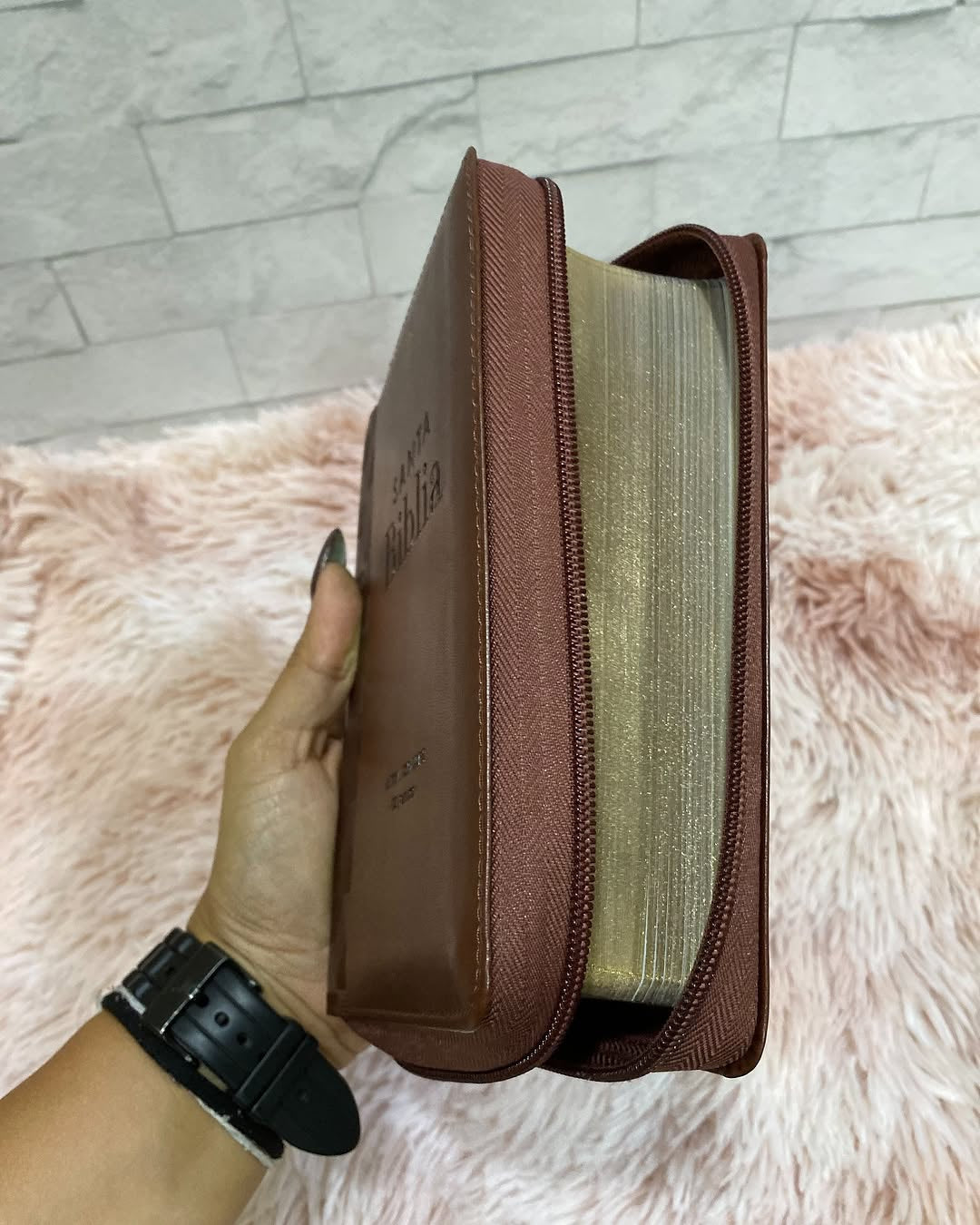 Biblia mediana con letra grande 12 puntos color marrón versión RV1960 con cierre y canto dorado