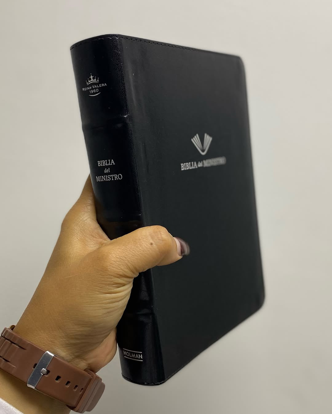 Biblia del ministro en símil piel color negro con canto plateado