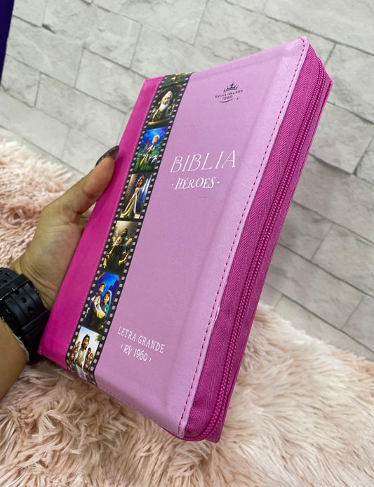 Biblia de héroes para niñas con caricaturas letra grande versión RV1960 y cierre