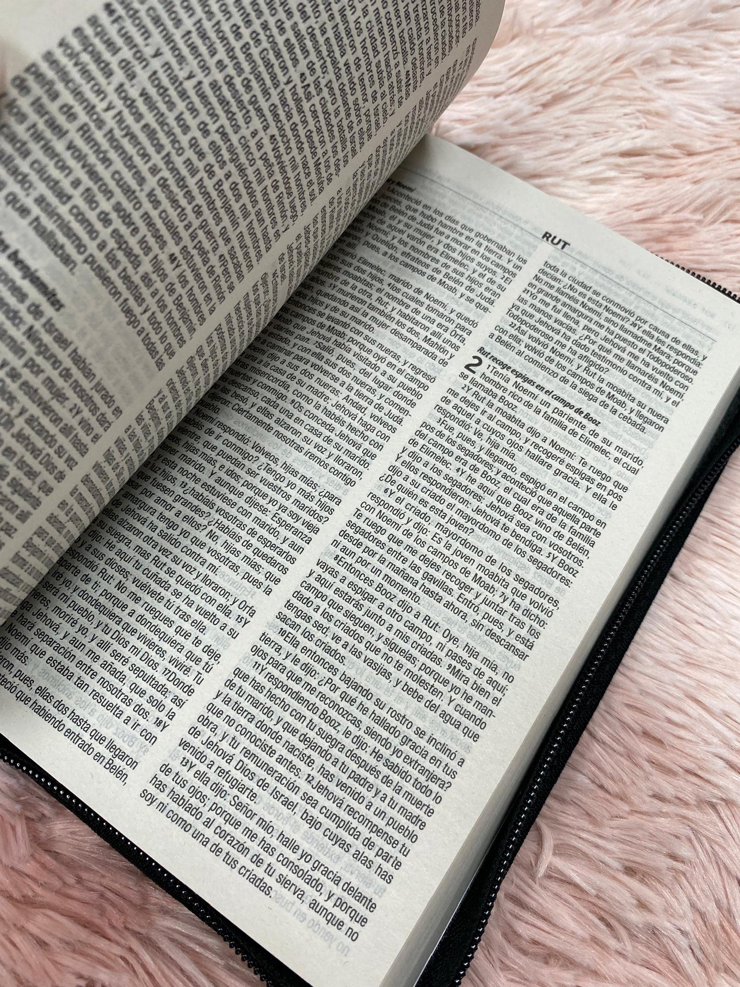 Biblia económica con cierre papel oscuro versión RV1960 letra mediana