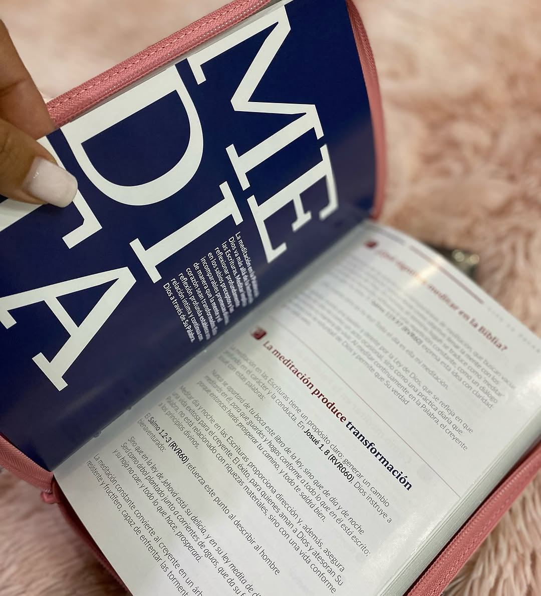 Biblia letra grande versión TLA con cierre canto plateado y estudios bíblicos