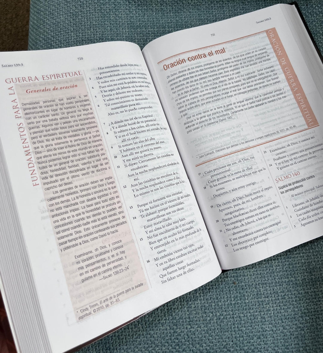 Biblia de estudio guerra espiritual en tapa dura versión RV1960