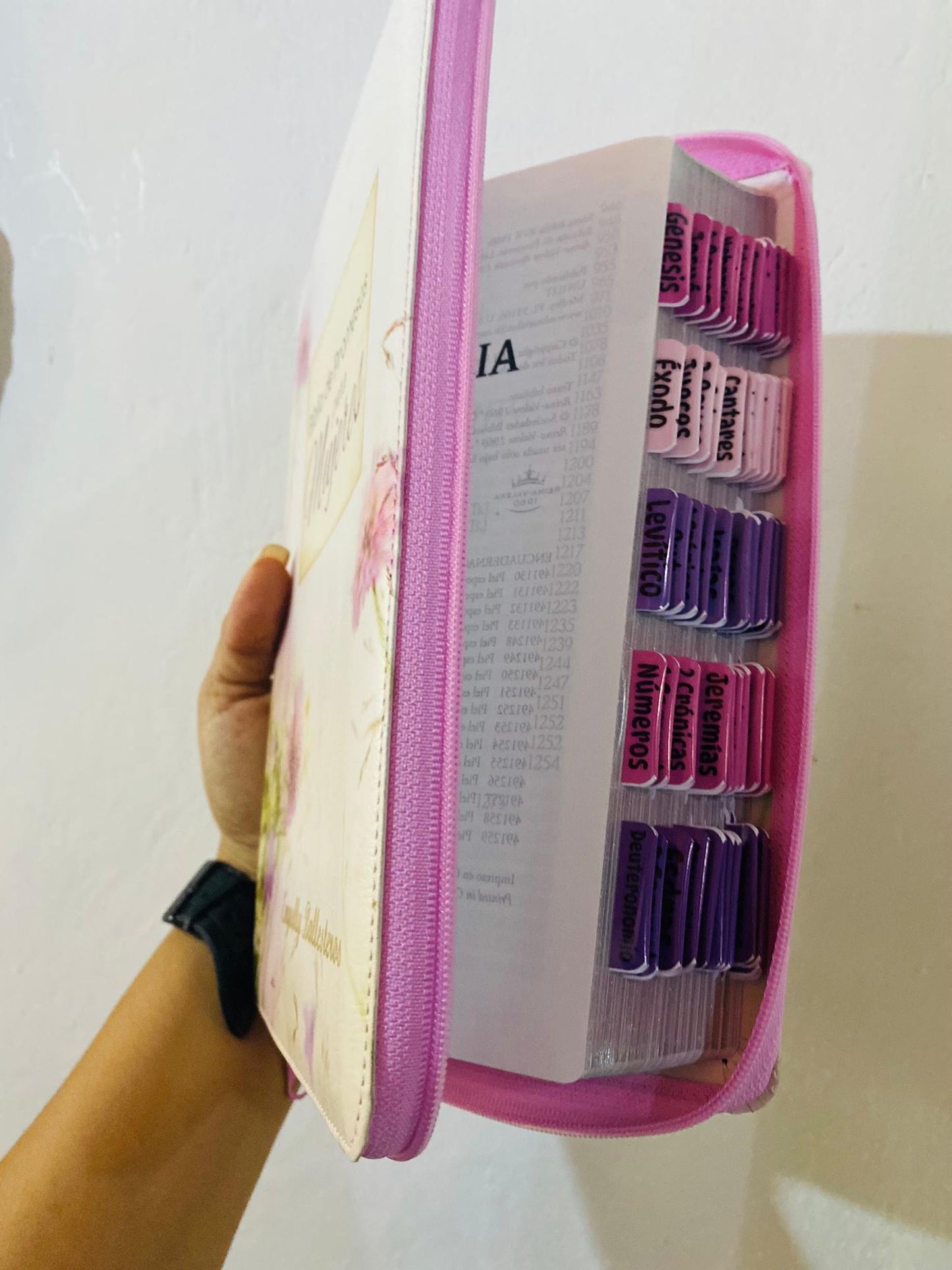 Biblia letra gigante de promesas para mujeres versión RV1960 con cierre y concordancia