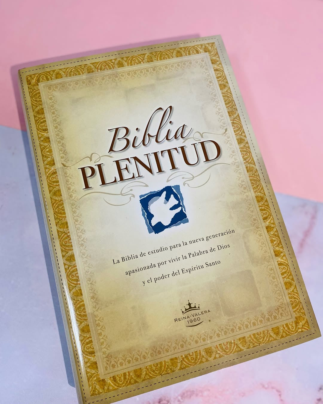 Biblia de estudio plenitud en tapa dura versión RV1960 letra mediana