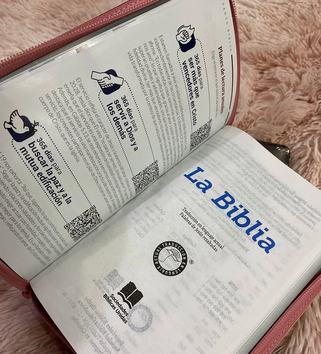 Biblia letra grande versión TLA con cierre canto plateado y estudios bíblicos