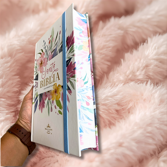 Biblia en tapa dura letra grande 12 puntos de canto floreado versión RV60 con concordancia