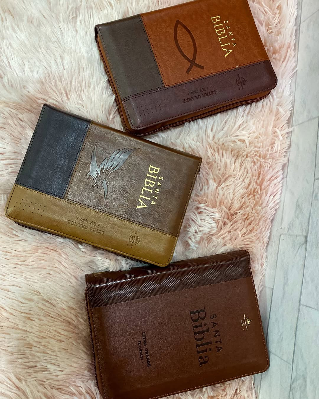 Biblia mediana letra grande 12 puntos versión RV1960 color marrón con cierre e índice canto dorado