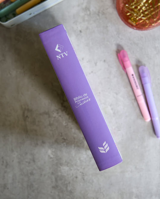 Biblia de promesas para niñas versión NTV en tapa dura ilustrada y promesas marcadas