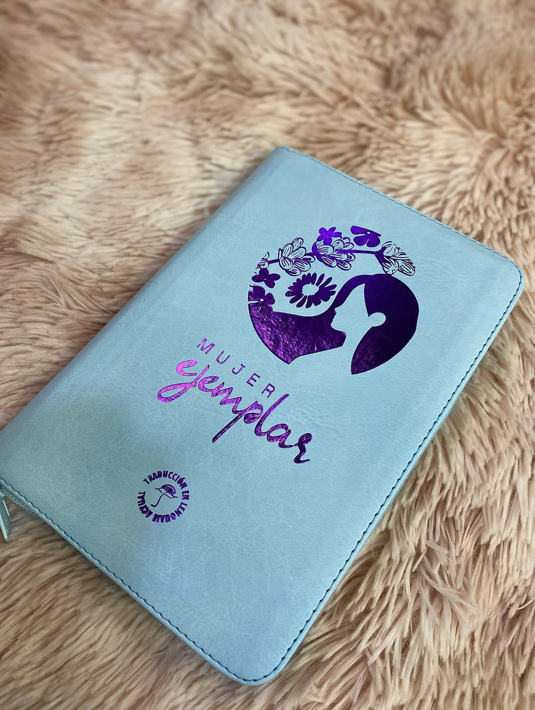 Biblia letra grande versión TLA canto plateado con estudios bíblicos