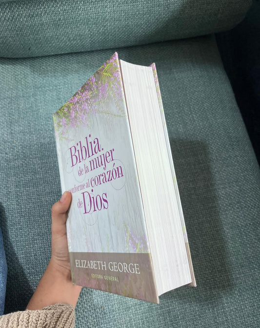 Biblia con devocional de la mujer conforme al corazón de Dios versión RV1960