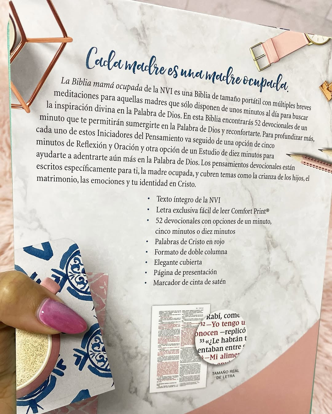 Biblia con devocional versión NVI símil piel canto plateado letra mediana