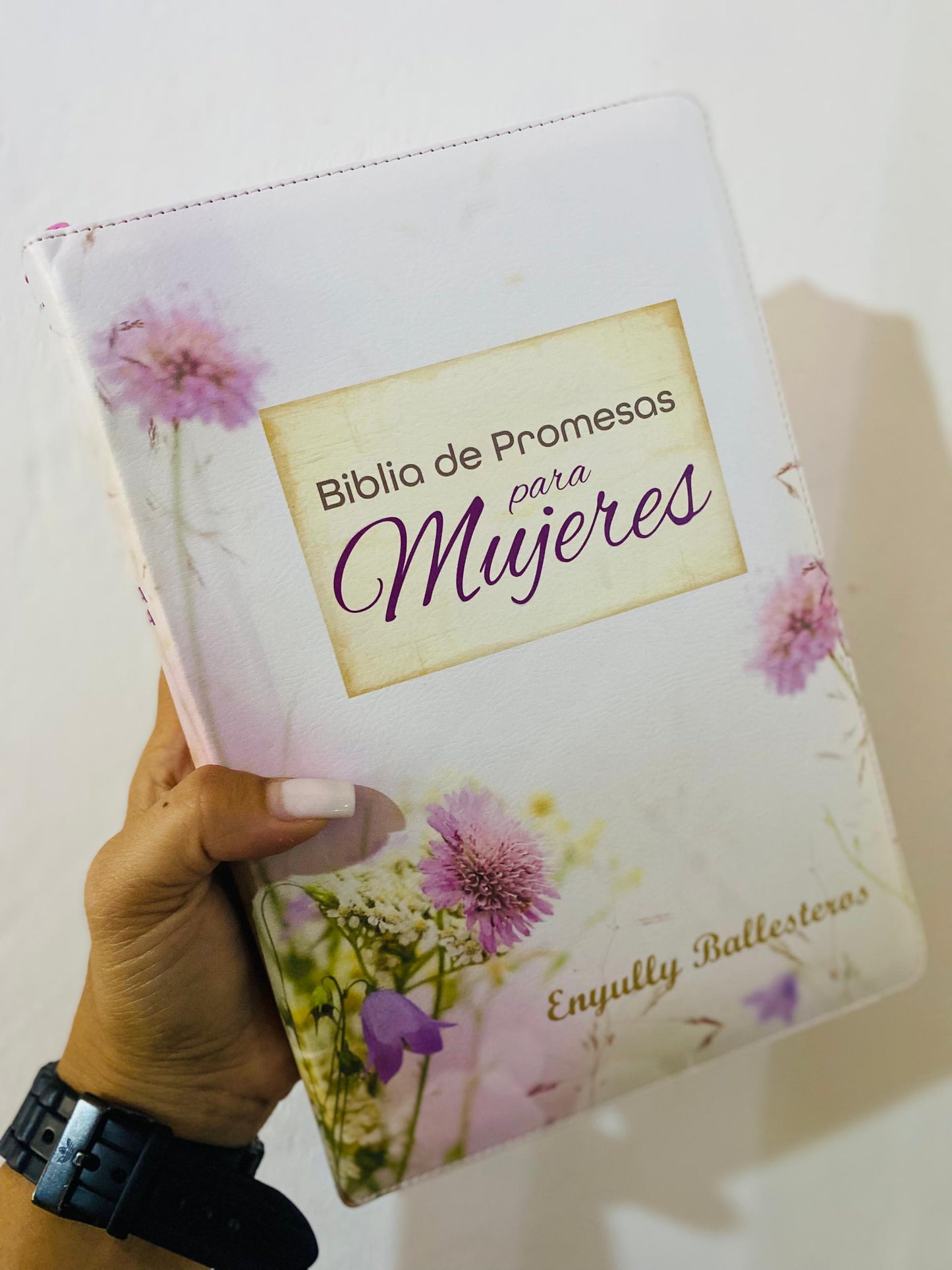 Biblia letra gigante de promesas para mujeres versión RV1960 con cierre y concordancia