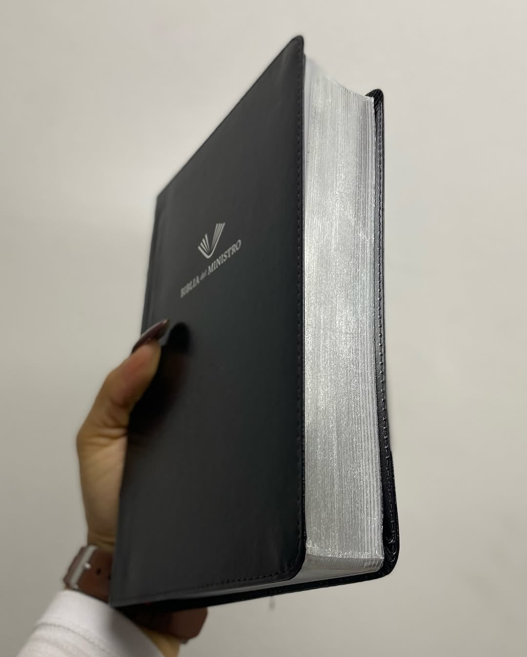 Biblia del ministro en símil piel color negro con canto plateado