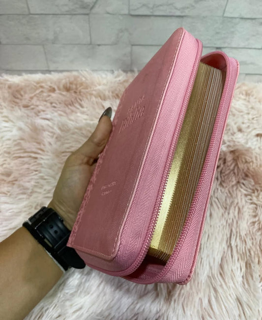 Biblia mediana con letra grande 12 puntos versión RV1960 color rosada canto dorado y concordancia
