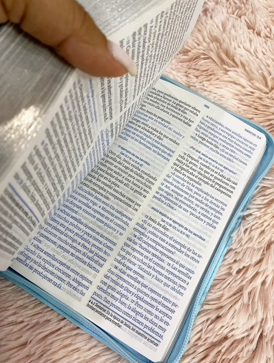 Biblia letra grande versión TLA canto plateado con estudios bíblicos