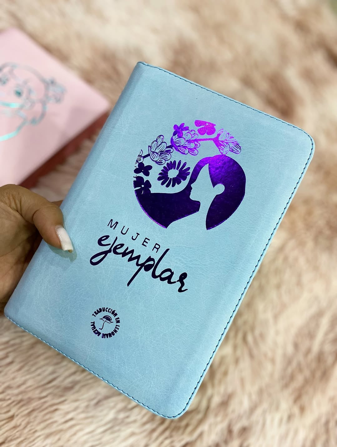 Biblia letra grande versión TLA canto plateado con estudios bíblicos
