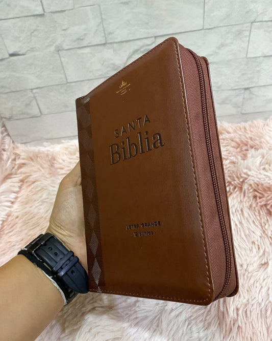 Biblia mediana con letra grande 12 puntos color marrón versión RV1960 con cierre y canto dorado
