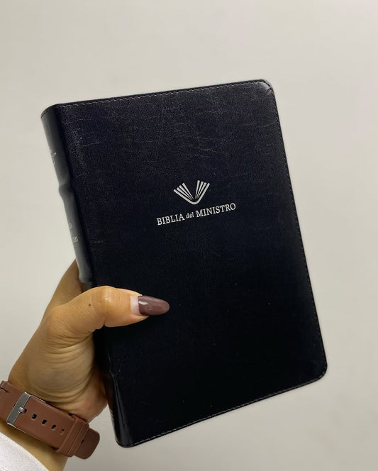 Biblia del ministro en símil piel color negro con canto plateado
