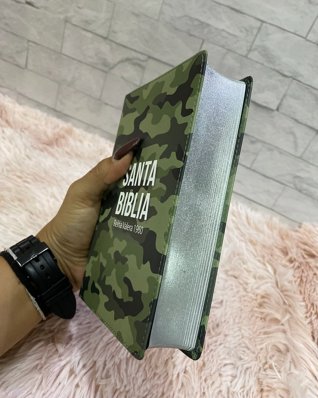 Biblia tamaño mediano letra grande 10 puntos diseño camuflado canto plateado con concordancia