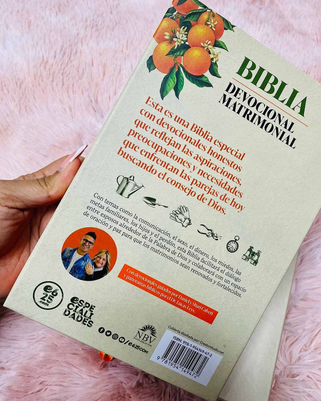 Biblia devocional matrimonial símil piel en letra mediana versión NBV