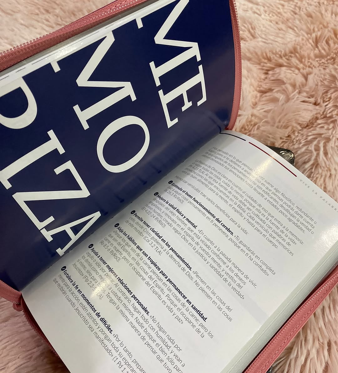 Biblia letra grande versión TLA con cierre canto plateado y estudios bíblicos