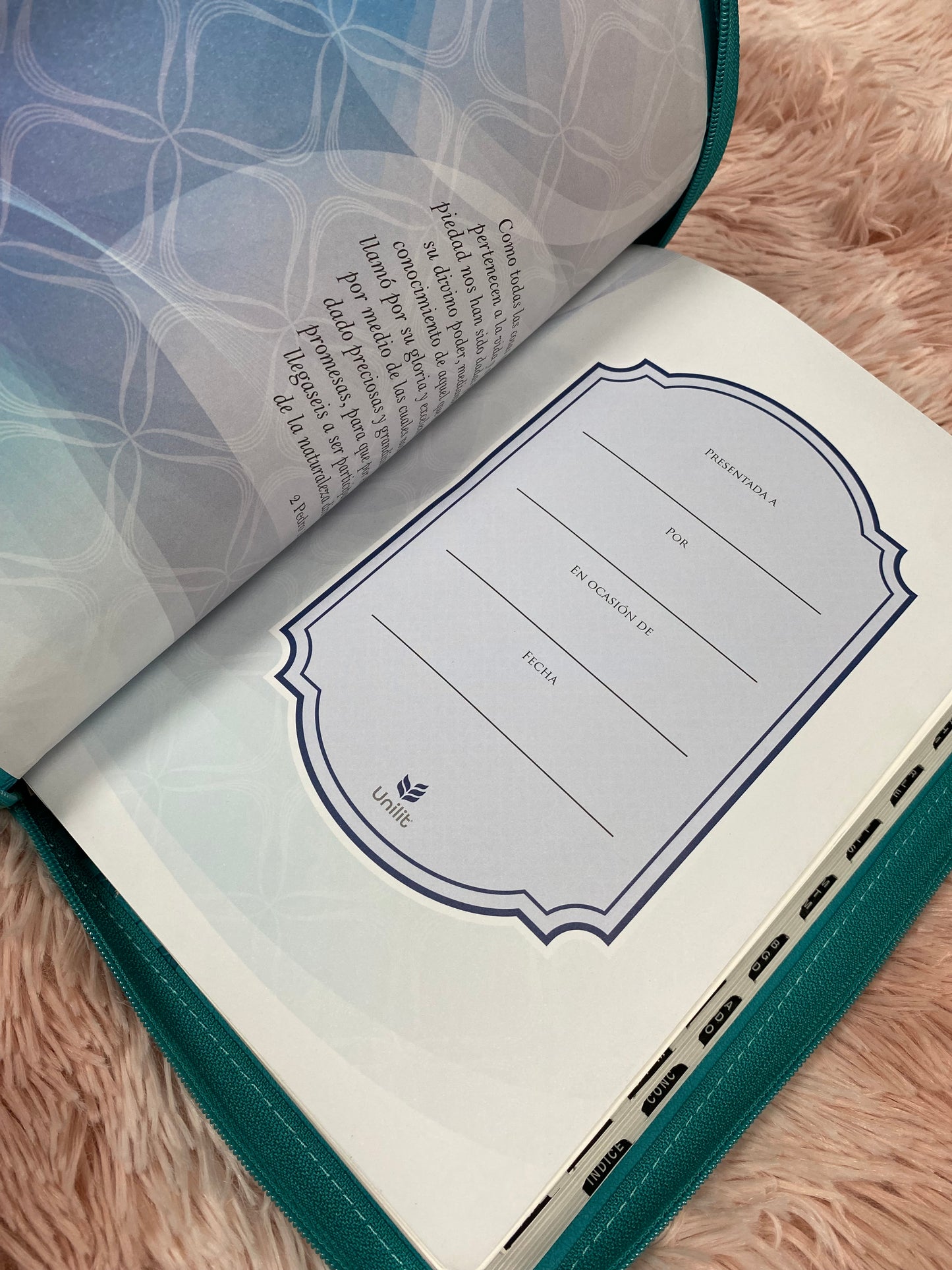Biblia de promesas en símil piel con cierre e índice tamaño de letra 13 puntos palabras de Jesús en rojo