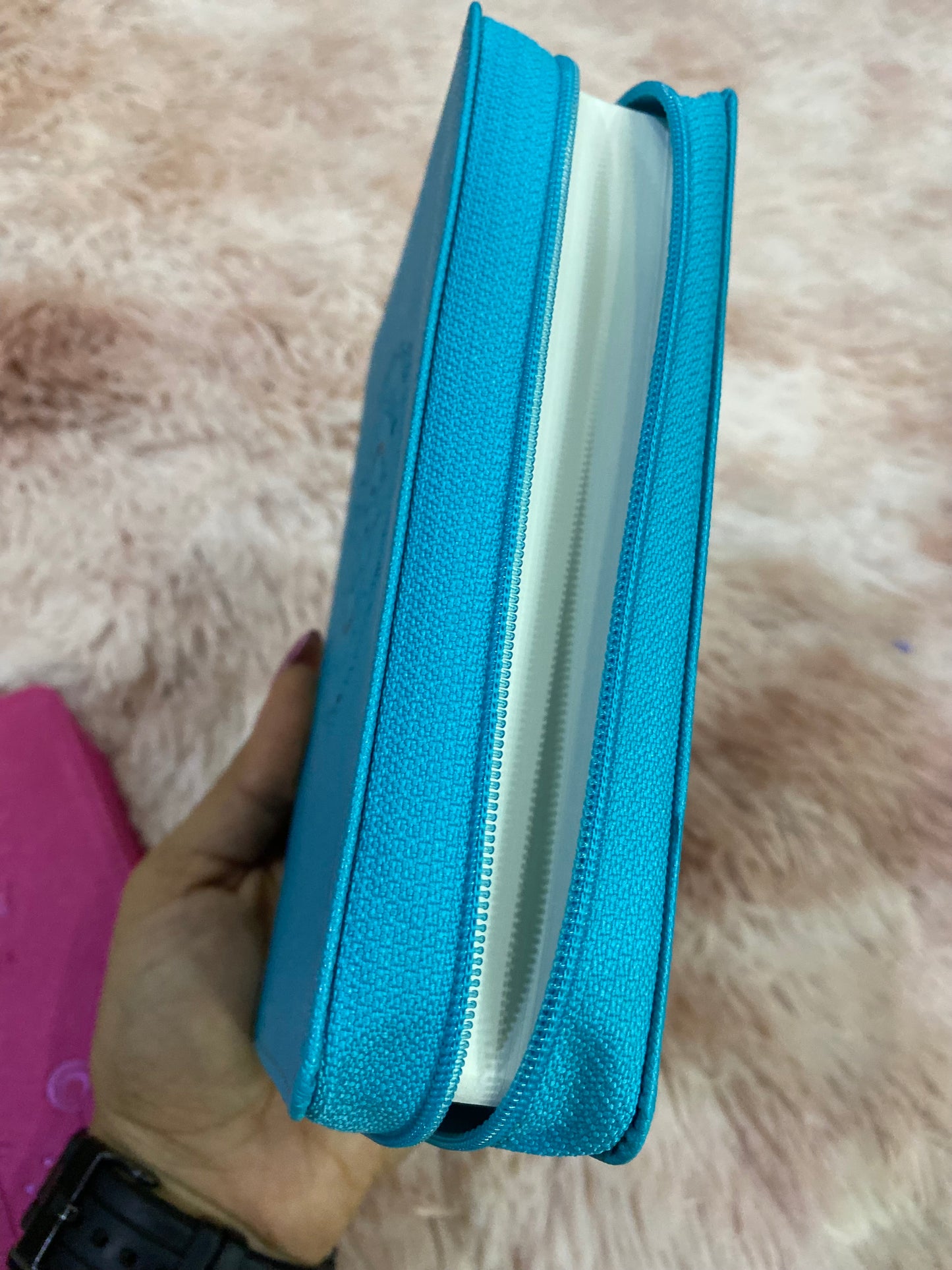 Biblia versión NVI de bolsillo con cierre y palabras de Jesús en rojo