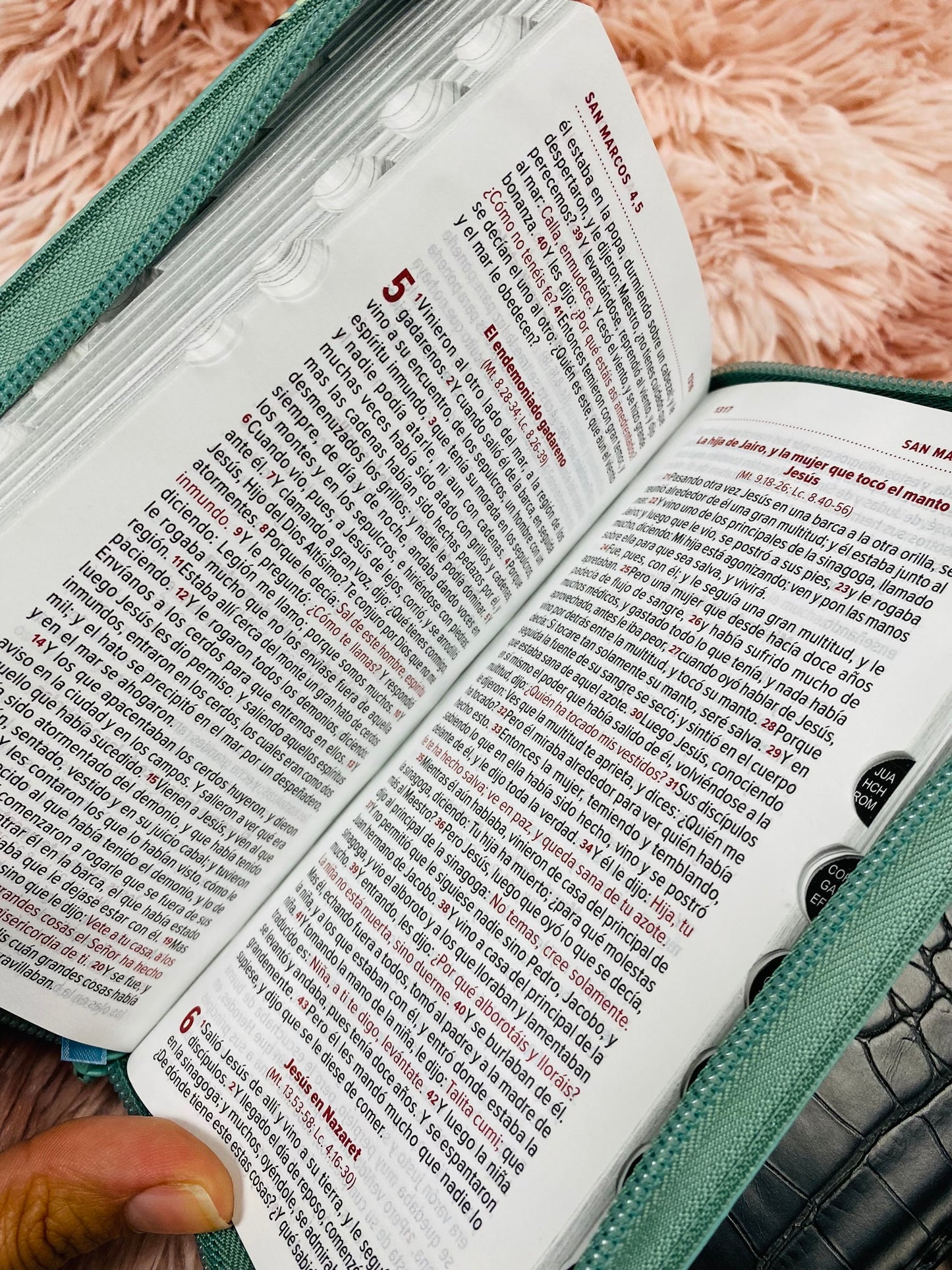 Biblia de bolsillo tipo monedero con cierre e índice letra mediana versión RV1960