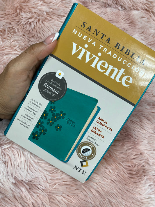 Biblia compacta mediana letra gigante versión NTV con canto dorado e índice en símil piel