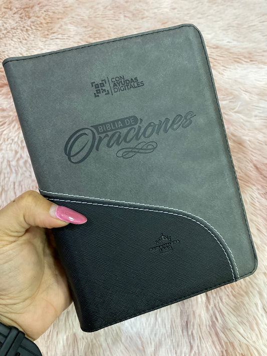 Biblia de oraciones en símil piel con cierre e índice letras grandes