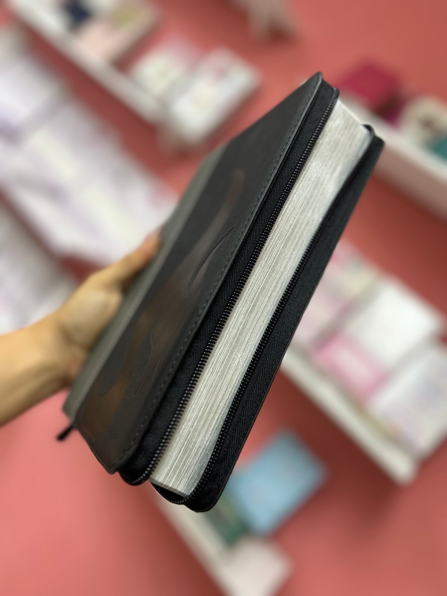 Biblia versión RV1960 letra gigante con cierre canto plateado palabras de Jesús en rojo