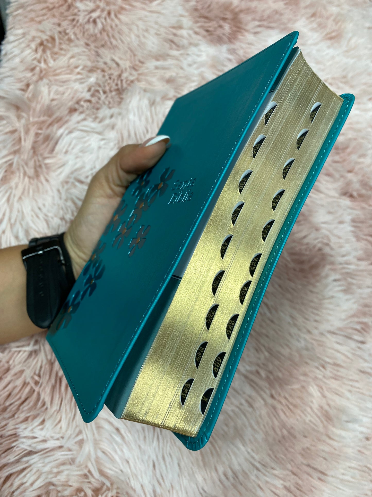 Biblia compacta mediana letra gigante versión NTV con canto dorado e índice en símil piel