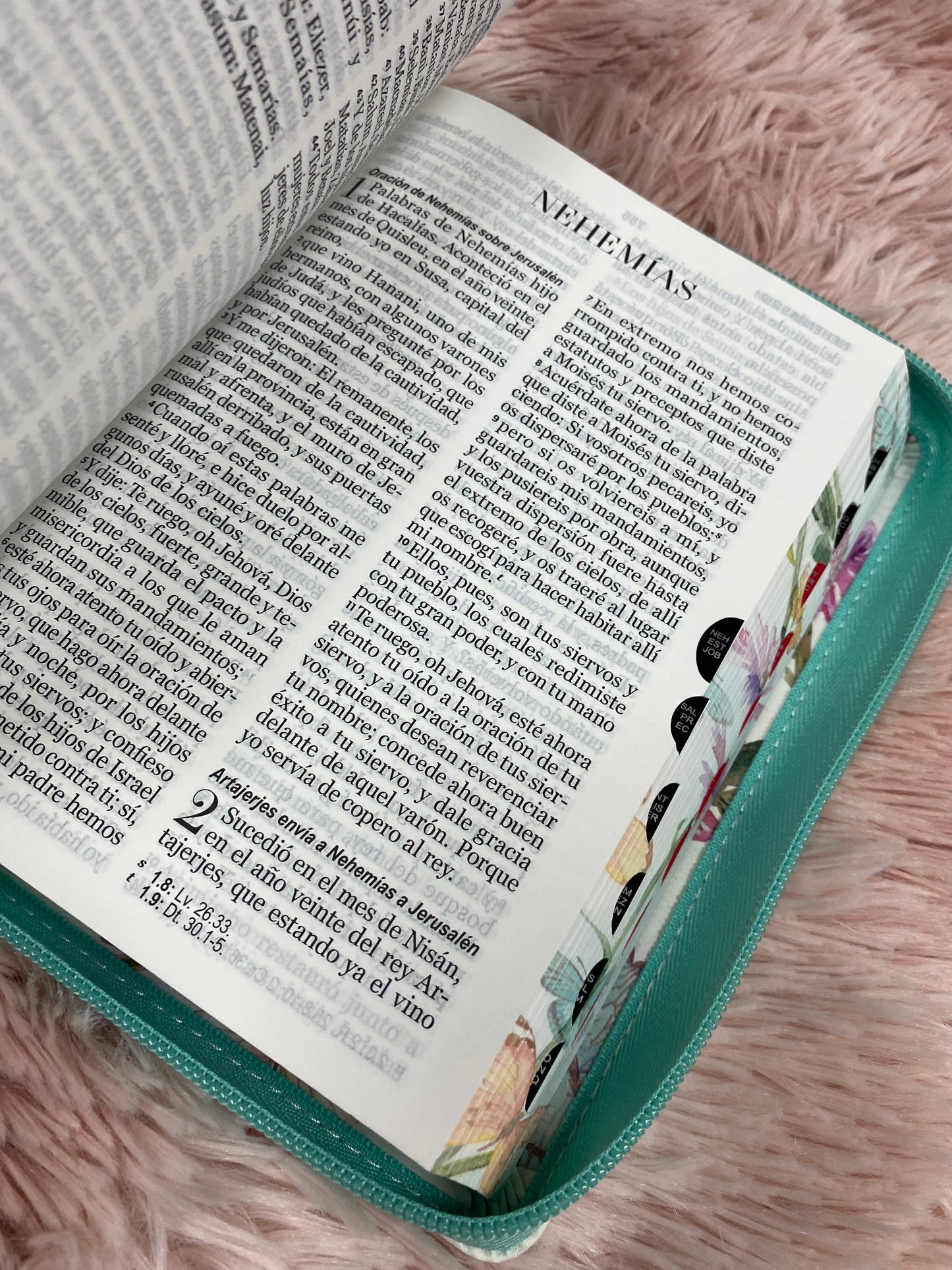 Biblia mediana letra grande 11 puntos con cierre e índice y canto floreado versión RV1960 palabras de Jesús en rojo con concordancia
