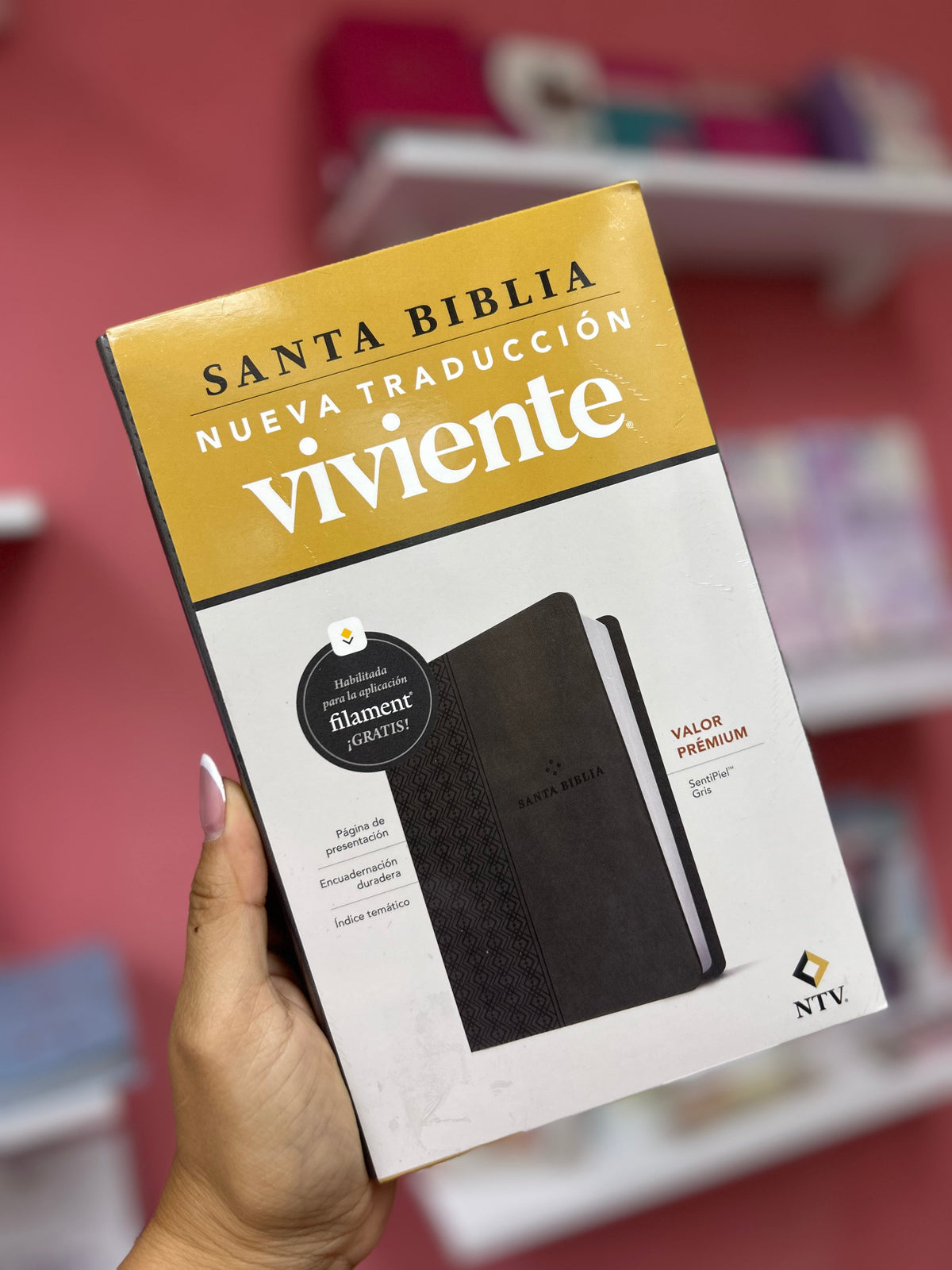 Biblia ultra delgada en símil piel letra mediana versión NTV: nueva traducción viviente