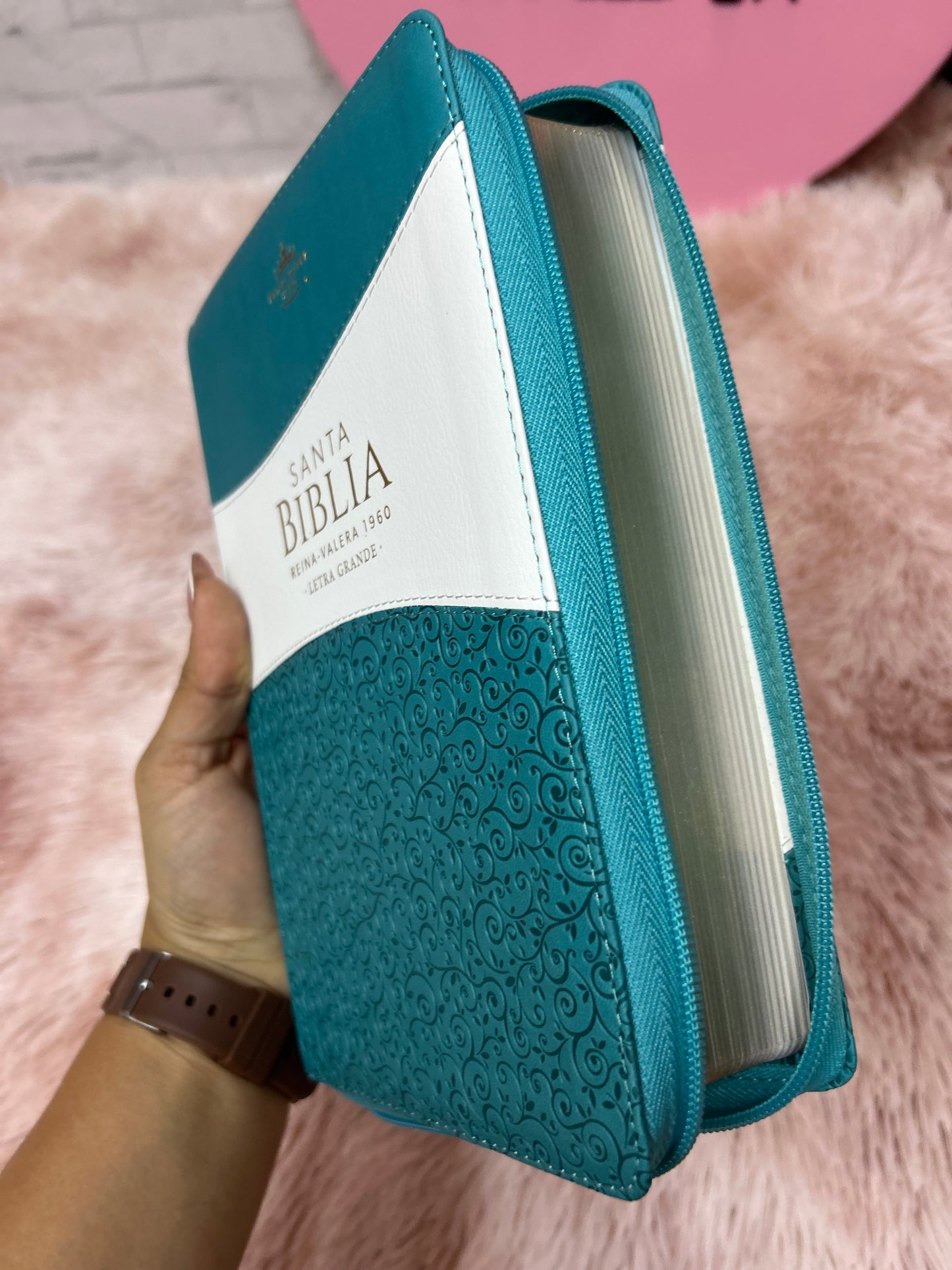 Biblia letra grande de símil piel con relieve blanco y turquesa con cierre y canto pintado versión RV1960